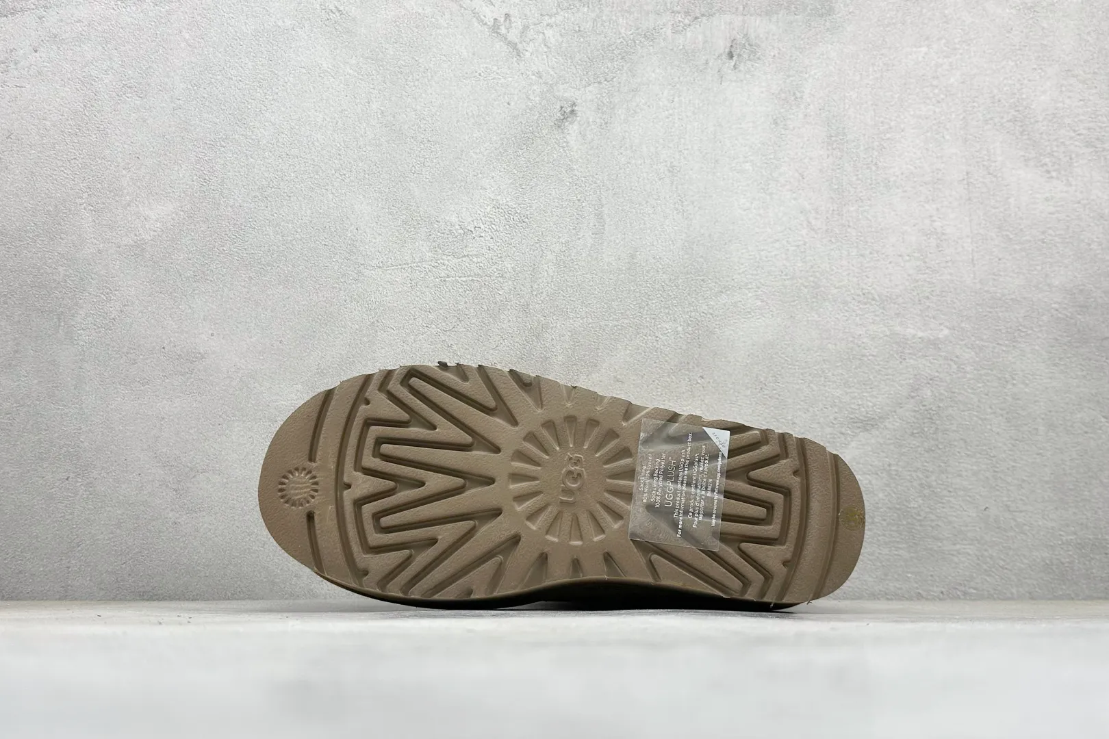 🐲💰 520 supports stores. The top version on the market UGG Mini thick-soled short tube 5cm. Xiaohongshu's hot model. Produced by a major foreign trade factory in Guangzhou. The toe box and the insole are all made of genuine sheep fur. Independent outer box packaging. Chip. With waterproof technology. Different from any version on the market. 5cm thick sole. Independent original development of outsole. Cashmere insole. It is a very suitable choice for going out in winter and at home. In the new year, uug has launched a style series, which is partially biased towards the preferences of young consumers. It has also moved to the forefront of fashion trends. Shoe body material: water-repellent coated suede upper, 17 mm UGGPURE™ implanted wool insole, lightweight non-slip comfortable rubber outsole, brand LOGO trademark, complete package, item number: 1135092, size: 35 36 37 38 39 40